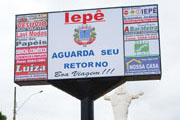 Entrada de Iep, agora conta com painel, de saudaes aos visitantes.